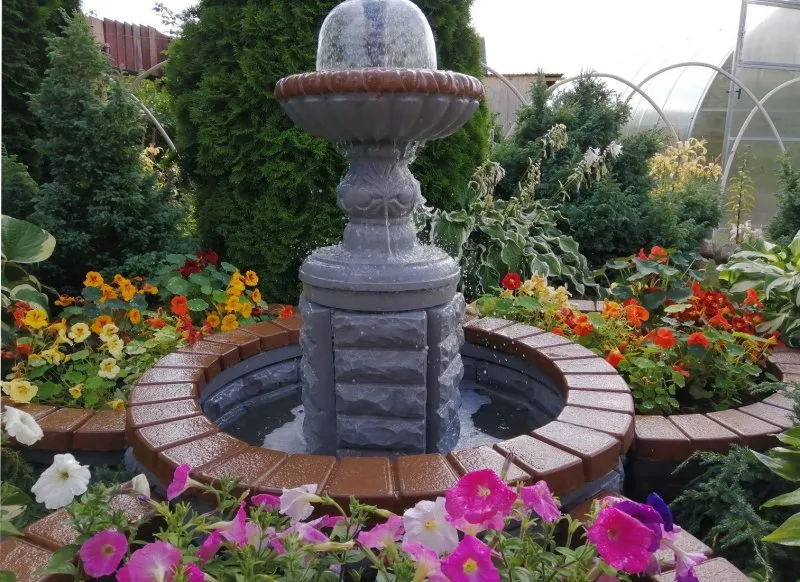 Современные садовые фонтаны с цветником