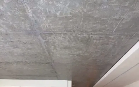 Потолок должен быть зачищен от старых покрытий